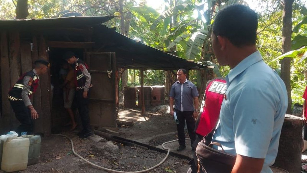 Polisi menyita 100 liter miras tradisional di Kupang saat Operasi Pekat Turangga 2025, menargetkan penyakit masyarakat dan menjaga keamanan.