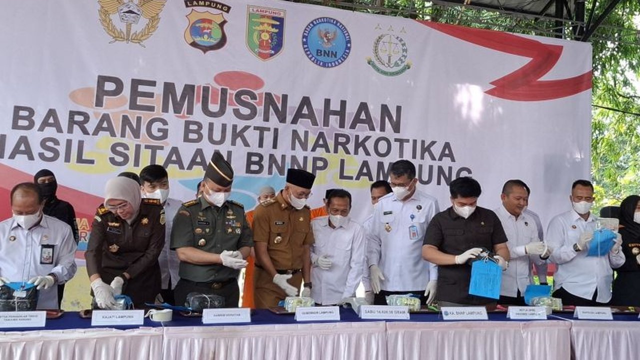 BNNP Lampung musnahkan 14,9 kg sabu dari jaringan Aceh-Mesuji, hasil ungkap kasus triwulan I 2025, selamatkan 250 ribu jiwa dari penyalahgunaan narkoba.