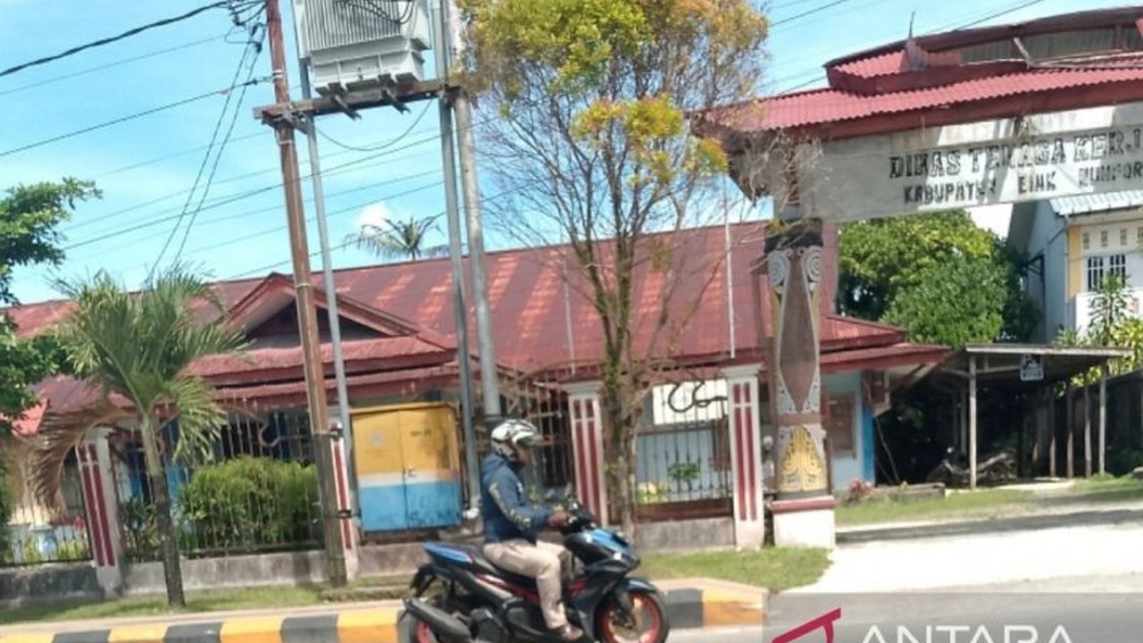 DPRK Biak Numfor meminta Pemda membuka bursa tenaga kerja untuk mengurangi pengangguran dan memberikan informasi lowongan kerja.