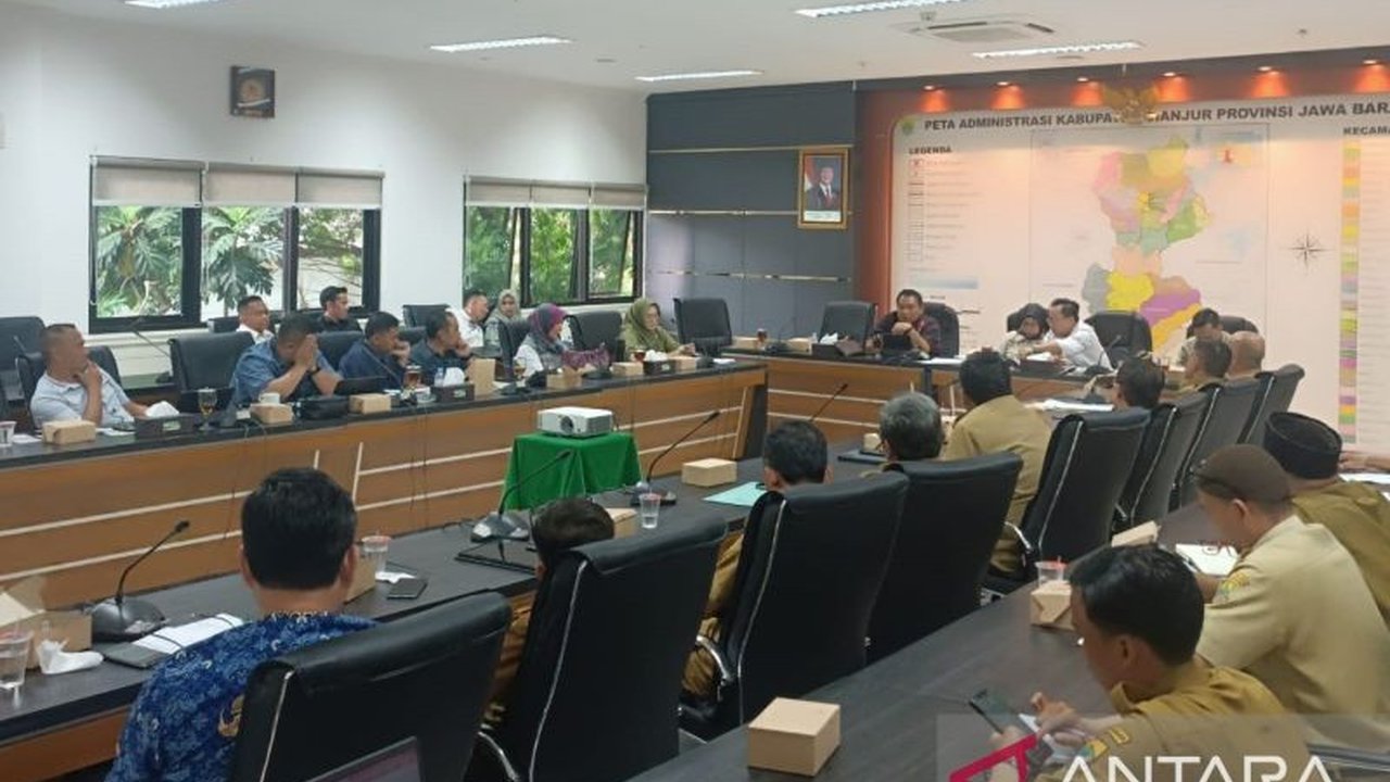 Diskoperdagin Cianjur menargetkan pembentukan Koperasi Desa Merah Putih (KDMP) tuntas akhir Mei untuk menunjang perekonomian di 356 desa.