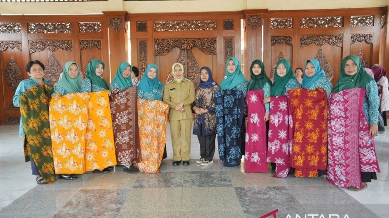 Pemkot Mojokerto tingkatkan SDM melalui pelatihan membatik bagi ibu-ibu sebagai upaya melestarikan budaya lokal dan meningkatkan potensi ekonomi.