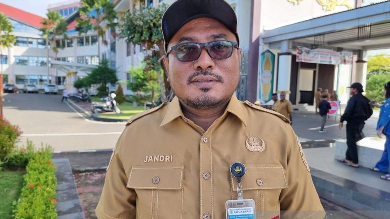 Pemprov Papua Barat alokasikan Rp6 Miliar untuk Jamsostek pekerja rentan tahun 2025, targetkan 30 ribu pekerja informal seperti petani dan nelayan.