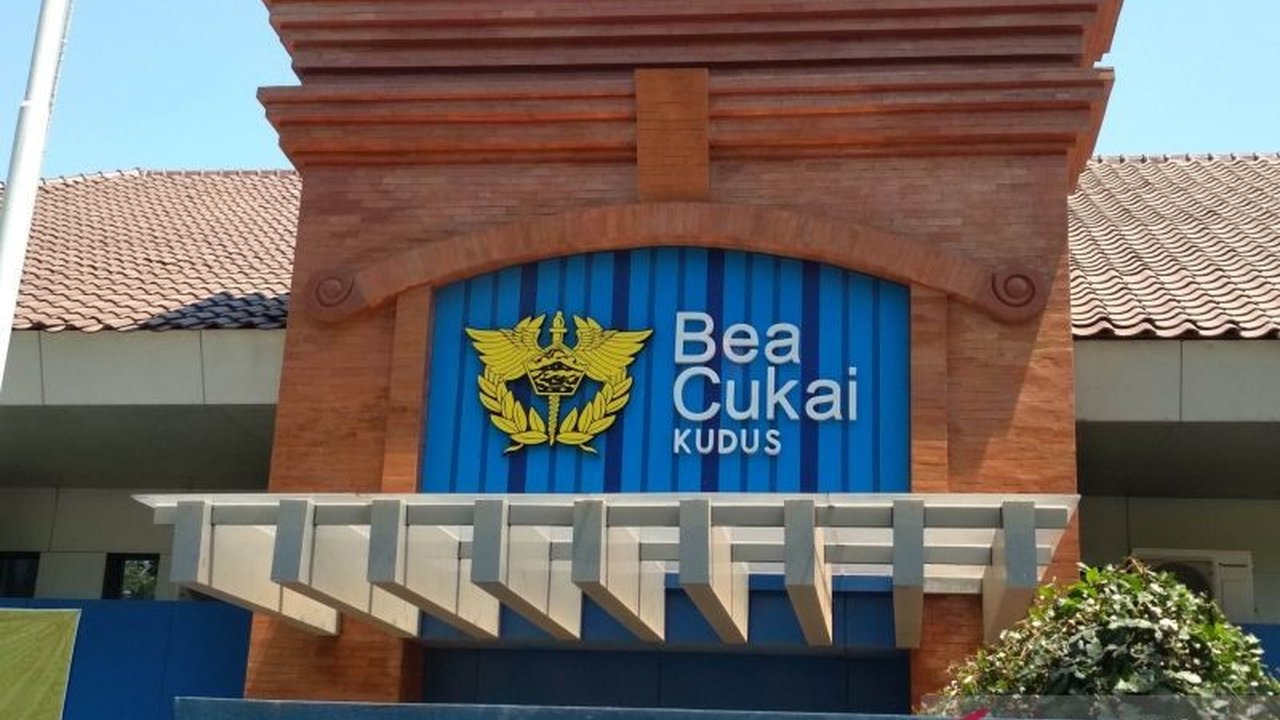 Bea Cukai Kudus mencatat penerimaan negara Rp13,4 triliun hingga April 2024, melampaui target berkat pengawasan rokok ilegal.