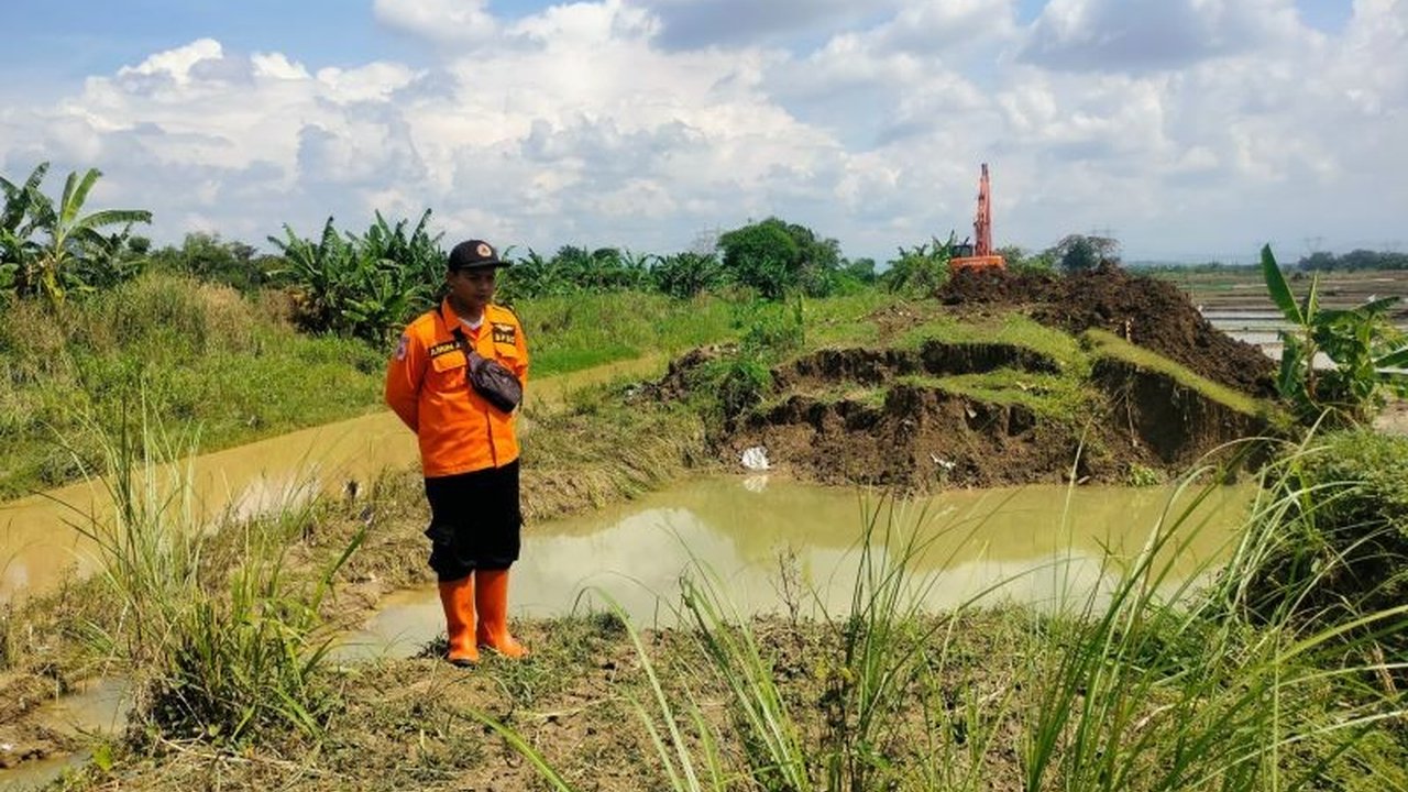 BPBD Grobogan menunda perbaikan tanggul Sungai Renggong yang jebol di Desa Sukorejo karena debit air sungai yang tinggi akibat curah hujan tinggi.