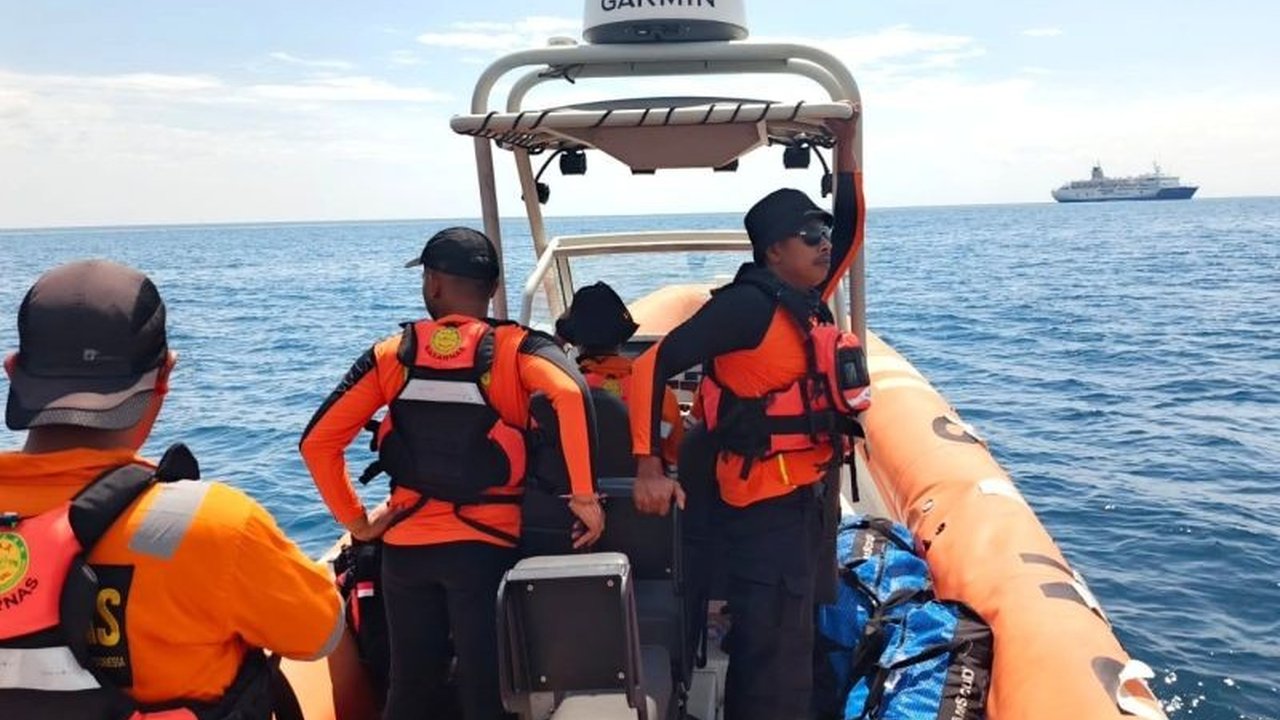 Tim SAR gabungan Basarnas Makassar mencari penumpang Kapal Pelni KM Tidar yang diduga terjun ke laut di perairan Pelabuhan Paotere.