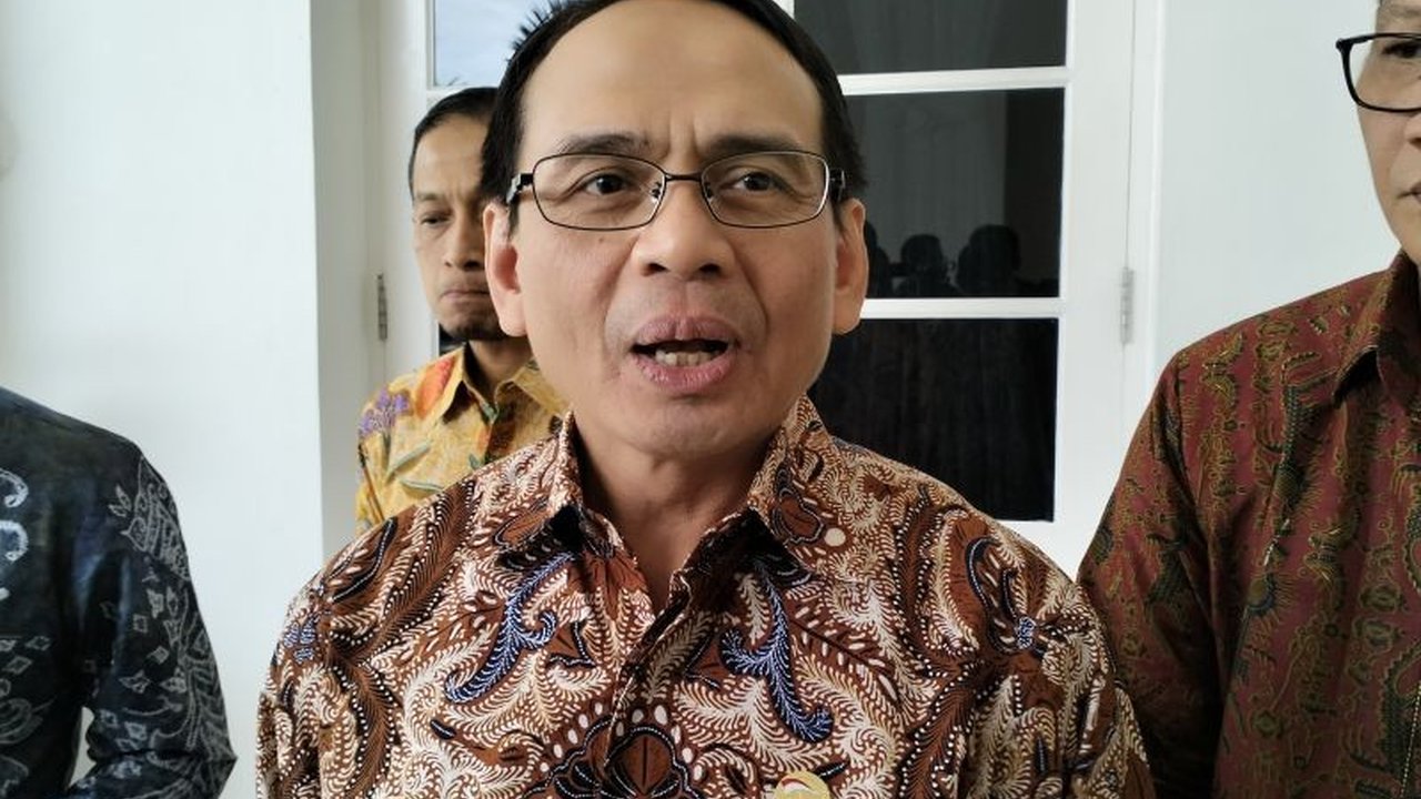 OJK ungkap potensi besar usaha bulion dalam mendorong pertumbuhan ekonomi Indonesia, namun tetapkan syarat ketat berupa modal minimal Rp14 triliun untuk mencegah kerugian nasabah.
