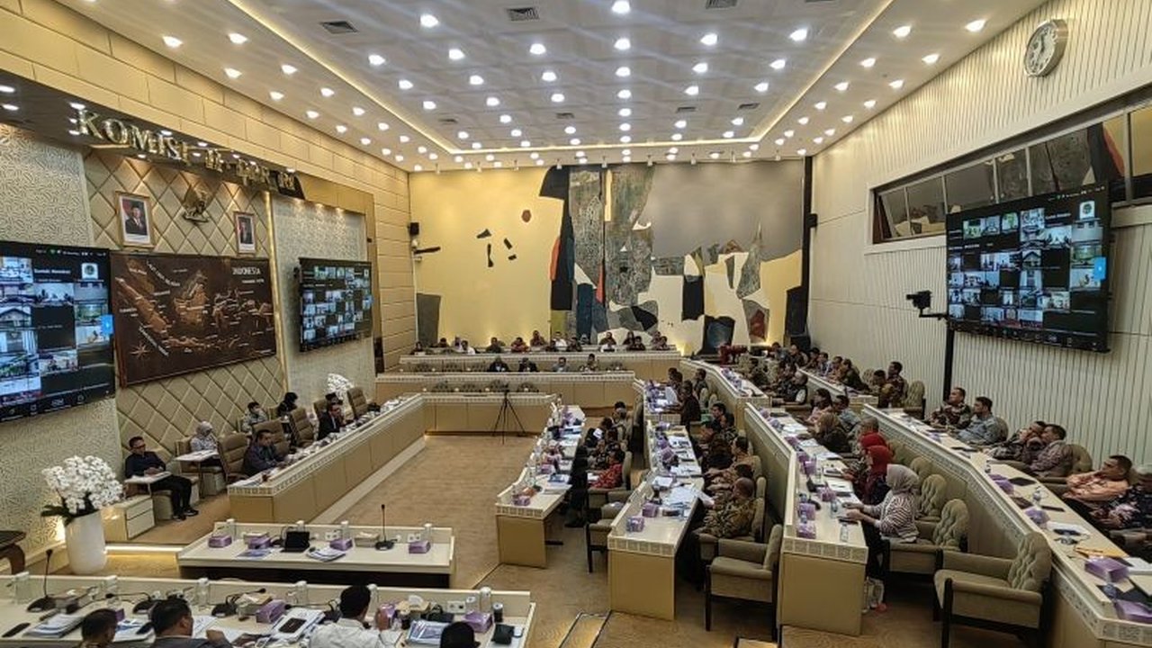 Komisi II DPR RI membuka peluang membentuk panja pengawas PNBP Kanwil BPN untuk meningkatkan target penerimaan negara yang dinilai masih rendah.