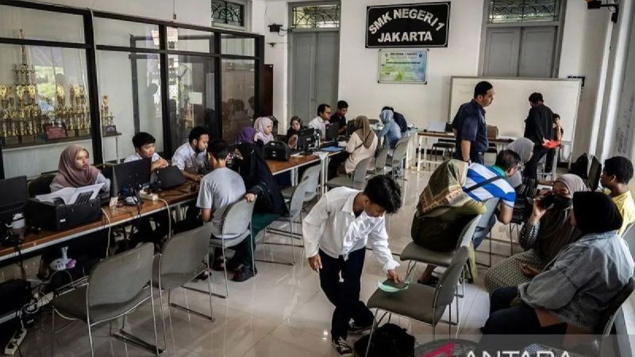 Penerimaan Murid Baru (SPMB) 2025 di Jakarta Barat resmi dibuka dengan perubahan sistem dan dua posko layanan siap membantu masyarakat.