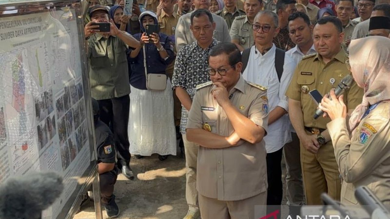 DKI Jakarta lakukan pengerukan Sungai Cakung Lama sepanjang 8 km di Jakarta Utara sebagai upaya mengatasi banjir tanpa penggusuran lahan warga.