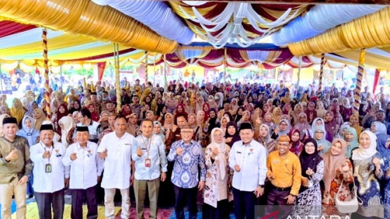 Bupati Gorontalo, Sofyan Puhi, menekankan pentingnya sistem pendidikan yang adaptif terhadap tantangan digital demi lahirkan generasi berdaya saing.