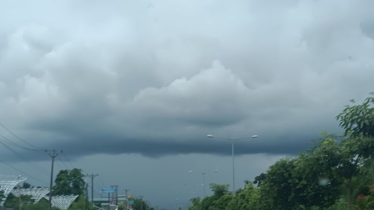 BMKG memperingatkan potensi cuaca ekstrem berupa hujan lebat disertai petir dan angin kencang di Sulawesi Utara hingga Jumat, 23 Mei 2025.