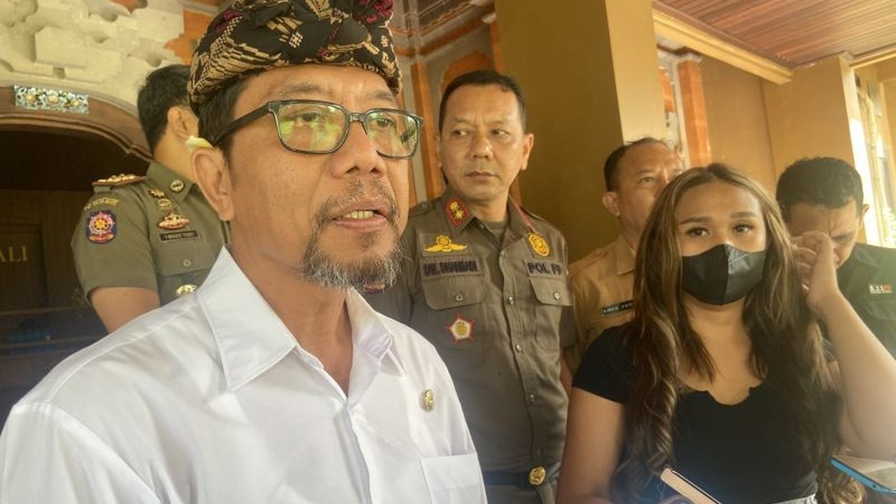 Dinas PMA Bali menggandeng desa adat untuk mengawasi dan mencegah pertunjukan joged bumbung erotis yang melanggar norma dan etika.