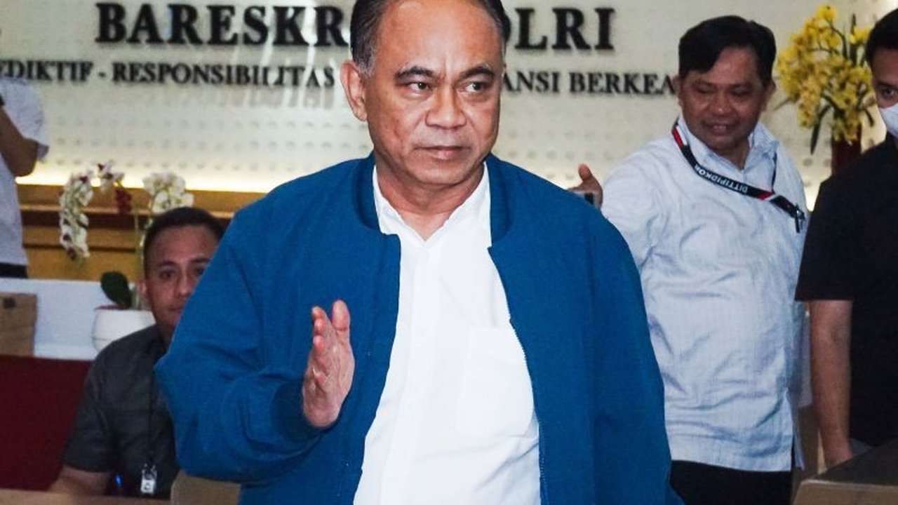 Kejaksaan Agung pertimbangkan pemanggilan Budi Arie sebagai saksi kasus judi online, menunggu keputusan JPU dan hakim terkait persidangan.