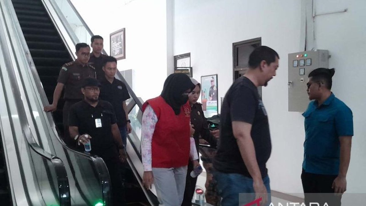 Tim Kejati Aceh berhasil menangkap Yeni Lysha, seorang dosen DPO kasus KDRT, di Jepara setelah buron sejak 2021 berdasarkan putusan Mahkamah Agung.