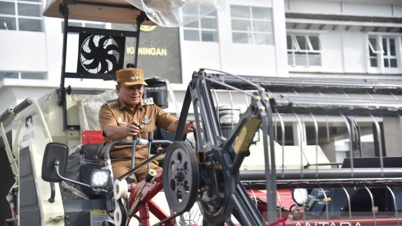 Pemkab Kuningan salurkan 63 alsintan bantuan Kementan kepada kelompok tani, sebagai upaya meningkatkan produktivitas pertanian di wilayah tersebut.