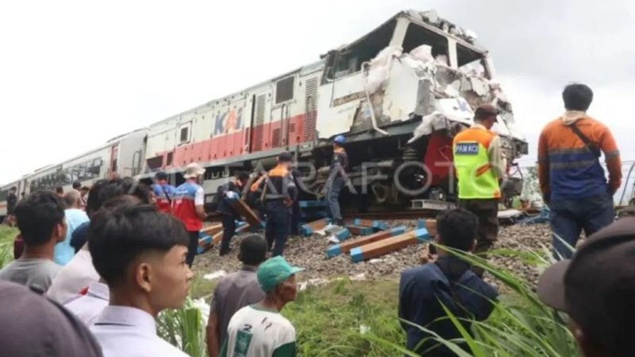 KA Malioboro Ekspres tabrak tujuh motor di Magetan. Kecelakaan diduga terjadi karena palang pintu perlintasan yang terbuka.