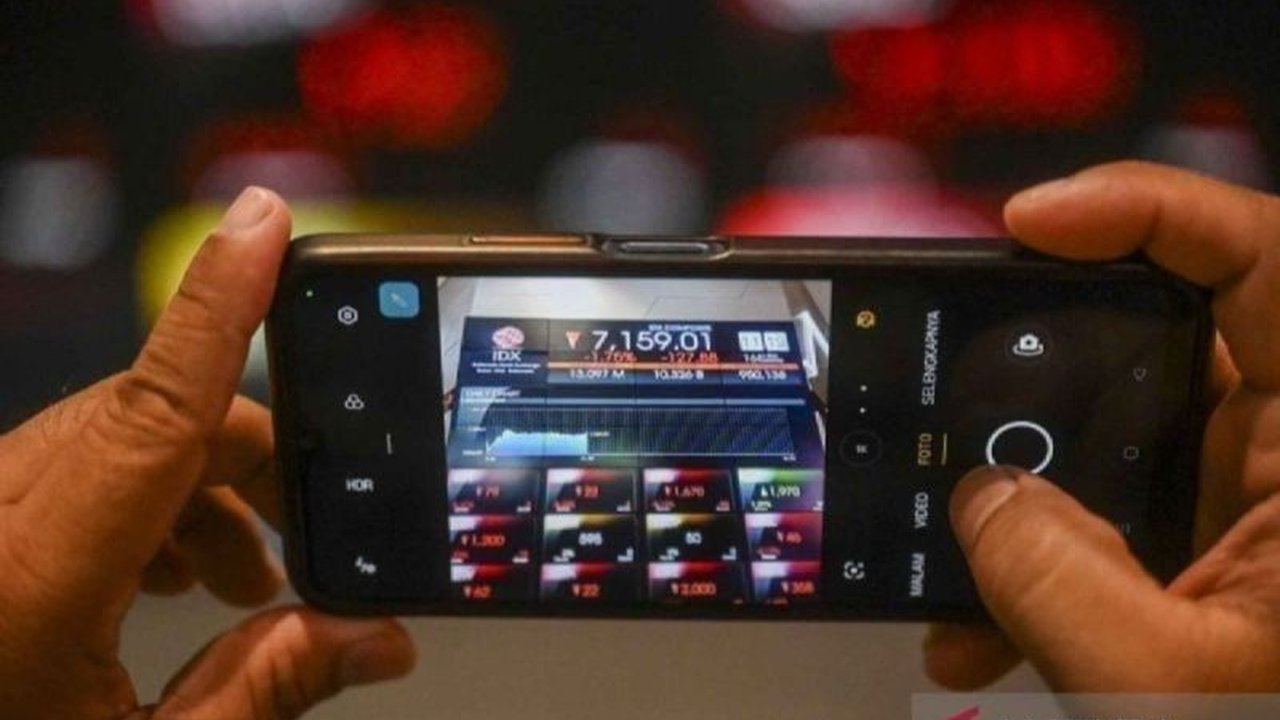 IHSG dibuka menguat 6,91 poin ke level 7.113,44 pada awal pekan ini, didorong sentimen positif di pasar saham.