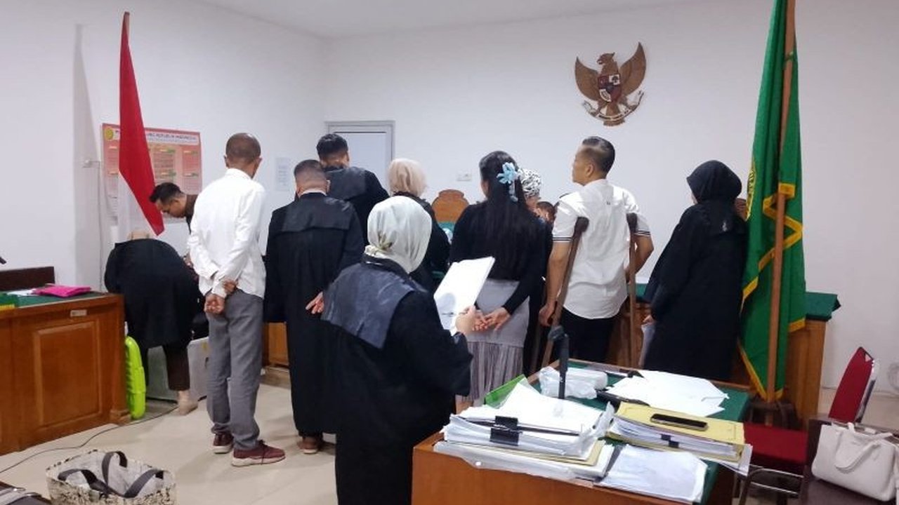 JPU menampilkan barang bukti sitaan OTT Kepala Disnakertrans Sumsel, termasuk jam mewah dan uang tunai, dalam sidang kasus suap izin K3.