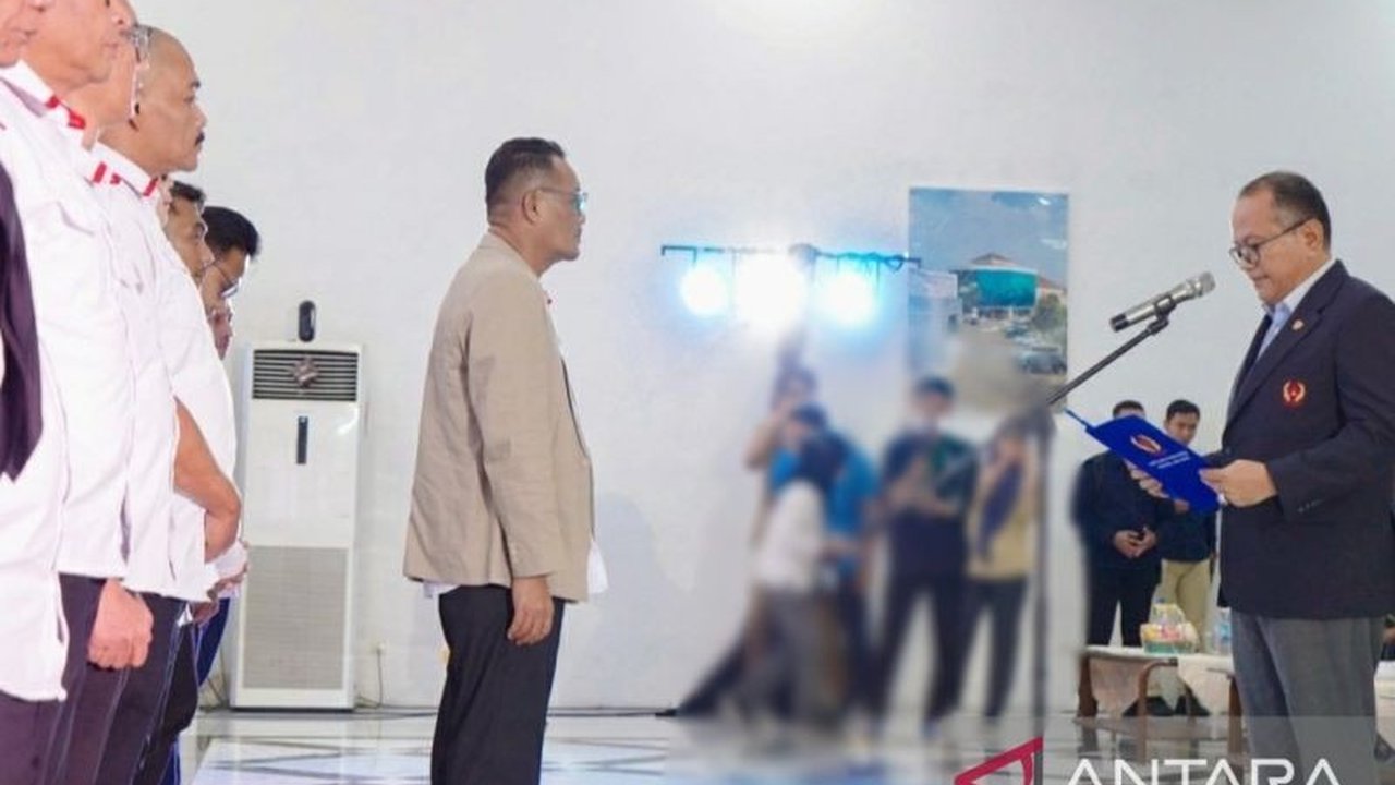 Bupati Karawang, Aep Syaepuloh, meminta KONI Karawang meningkatkan prestasi olahraga dengan dukungan anggaran miliaran rupiah dan perbaikan fasilitas.