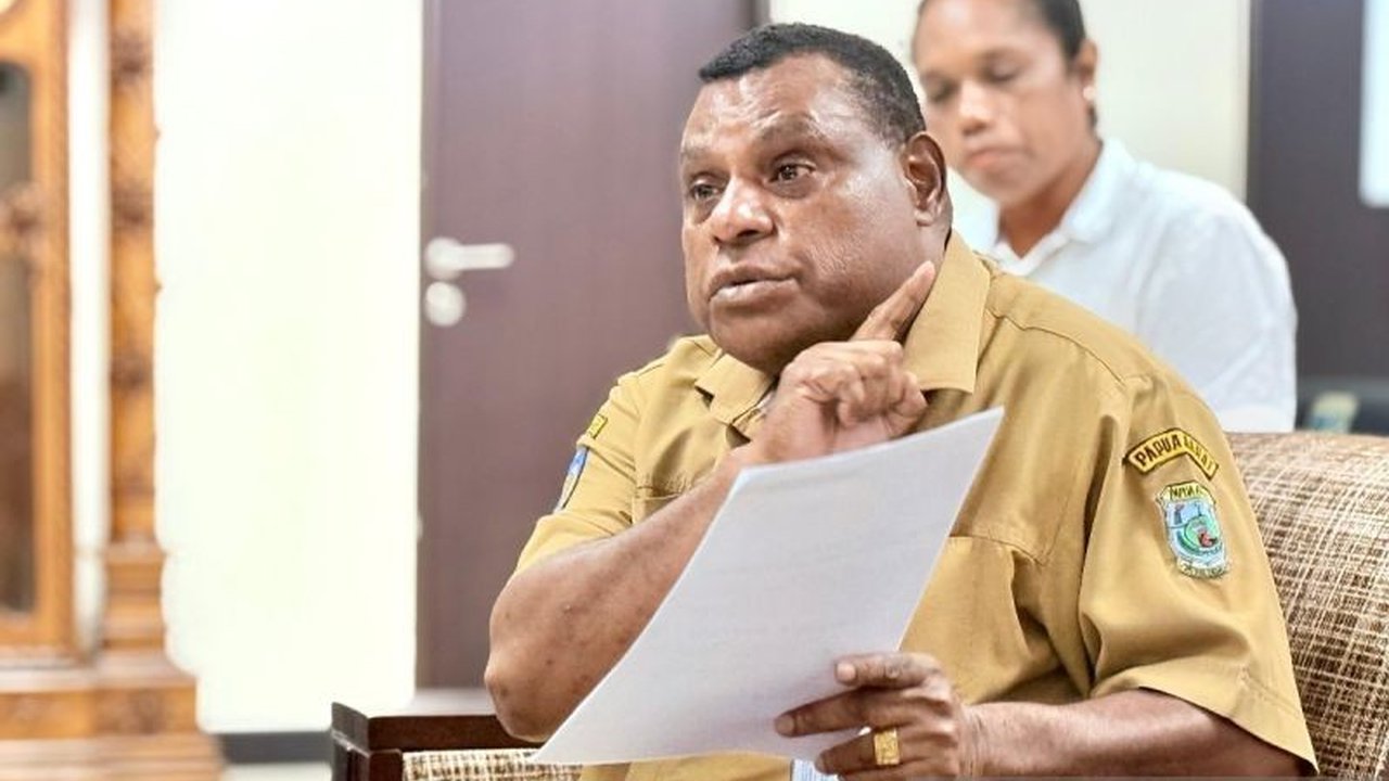 Kepala Biro Umum Papua Barat, Origenes Ijie, membantah isu pencabutan laporan polisi terkait dugaan pencemaran nama baik oleh 1.002 honorer.