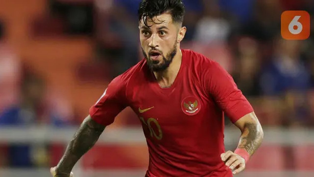 Gelandang Timnas Indonesia, Stefano Lilipaly, berlari saat melawan Thailand pada laga Piala AFF 2018 di Stadion Rajamangala, Bangkok, Sabtu (17/11). Thailand menang 4-2 dari Indonesia. (Bola.