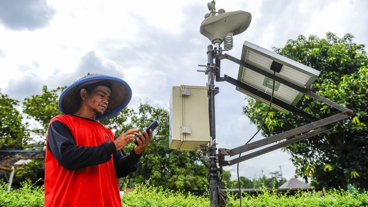 BMKG mengeluarkan peringatan dini cuaca buruk di Banten, meliputi hujan lebat, angin kencang, petir, dan gelombang tinggi. Warga diminta waspada!