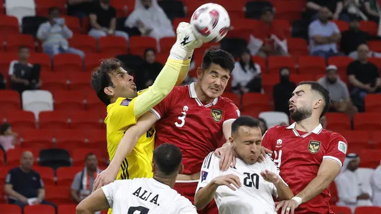 Kiper Timnas Irak, Jalal Hassan (kiri) berusaha menghalau bola dari ancaman bek Timnas Indonesia, Elkan Baggott (tengah) pada laga pertama Grup D Piala Asia 2023 Qatar di Ahmad bin Ali Stadiu