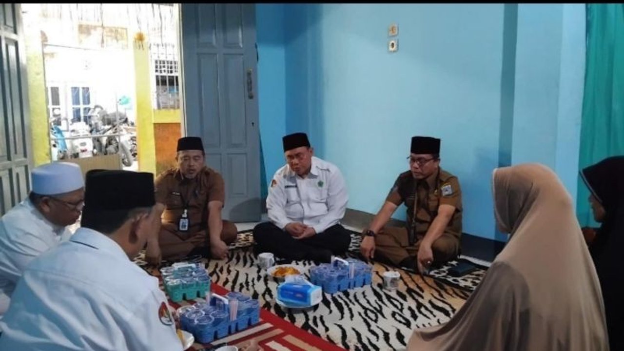 Kemenag Mataram memberikan penjelasan mengenai hak-hak almarhumah Marhanah, calon haji yang meninggal di Mekkah, kepada pihak keluarga.