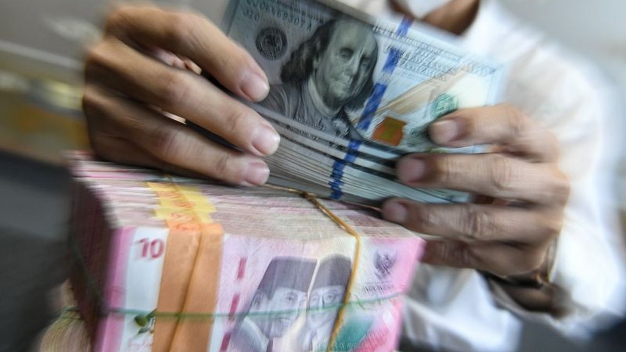 Nilai tukar rupiah menguat terhadap dolar AS pada pembukaan perdagangan pagi ini. Simak selengkapnya!