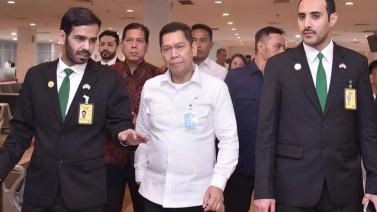 Wakil Ketua DPR RI, Adies Kadir, mendorong penambahan layanan Makkah Route di Medan, Balikpapan, dan Makassar untuk permudah perjalanan haji.