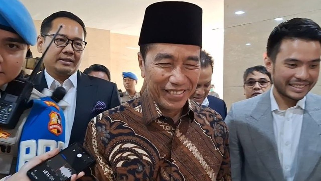 Presiden Jokowi memenuhi panggilan Bareskrim Polri terkait laporan dugaan ijazah palsu, didampingi kuasa hukum dan menyerahkan bukti ijazah asli.