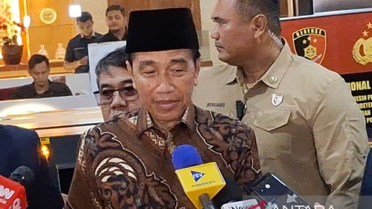 Presiden Jokowi memenuhi panggilan Bareskrim Polri terkait laporan dugaan ijazah palsu dan dicecar 22 pertanyaan seputar riwayat pendidikannya.