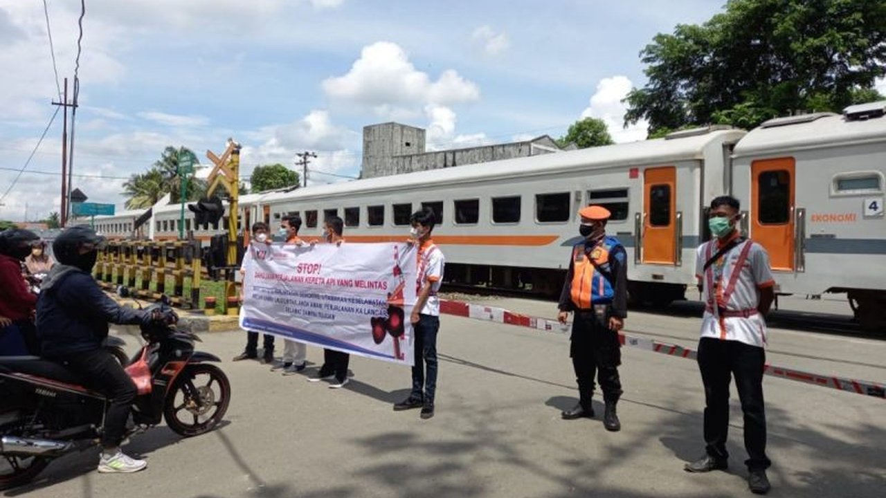 KAI berkomitmen penuh tingkatkan keselamatan perlintasan KA dengan berbagai upaya preventif dan kolaborasi demi melindungi pengguna jalan.