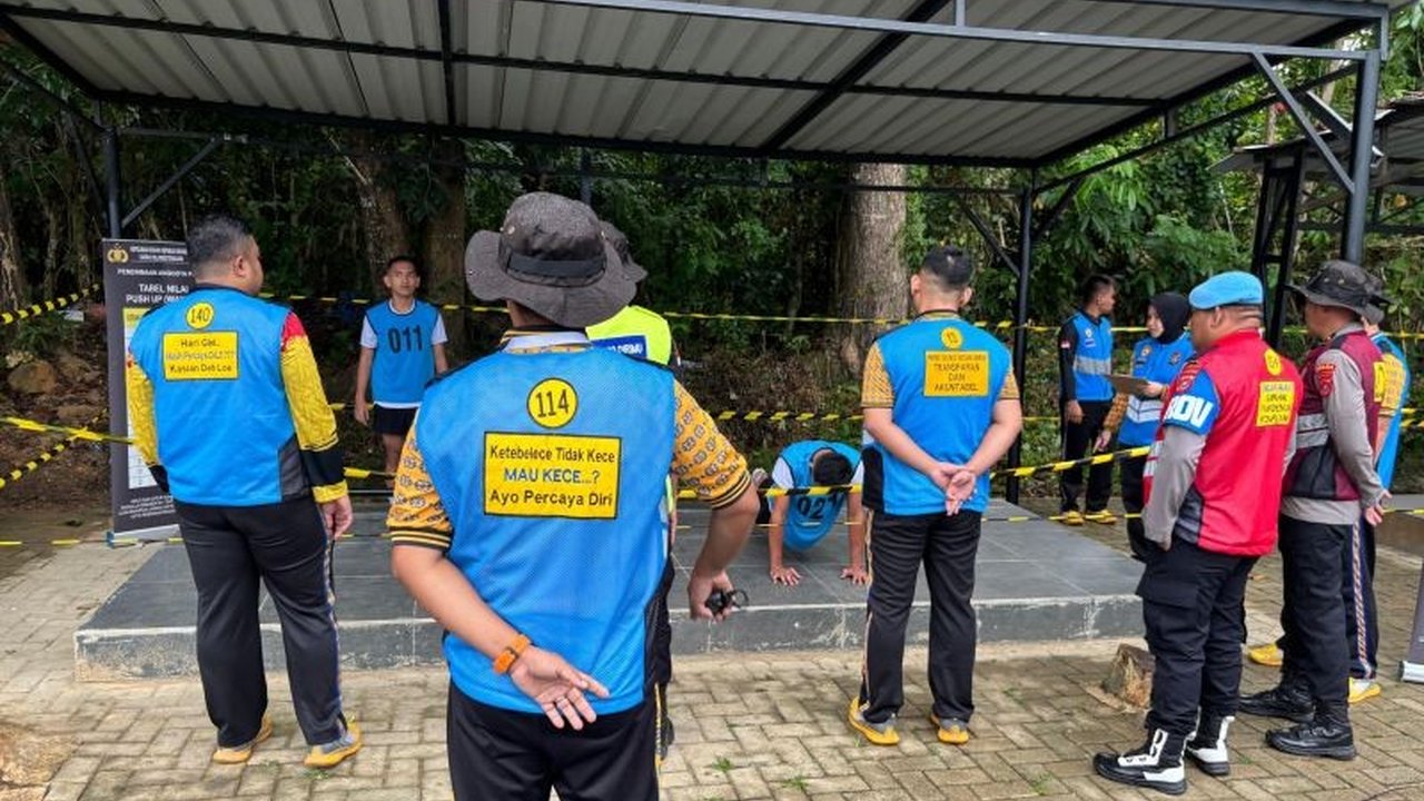 Polda Sultra gelar tes kesamaptaan jasmani bagi 45 calon taruna Akpol, meliputi lari, pull up, push up, sit up, shuttle run, renang, dan antropologi.