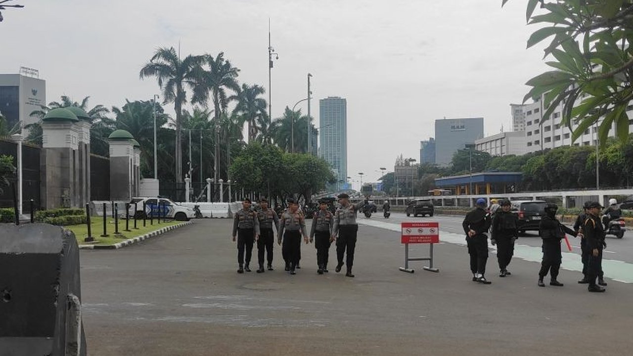 Polisi meningkatkan keamanan di Gedung DPR/MPR RI mengantisipasi aksi unjuk rasa pengemudi ojek online (ojol) pada hari Selasa.