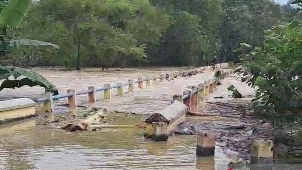 Banjir melanda enam kecamatan di Blora setelah hujan deras, menyebabkan kerusakan dan ketinggian air mencapai satu meter di beberapa wilayah.