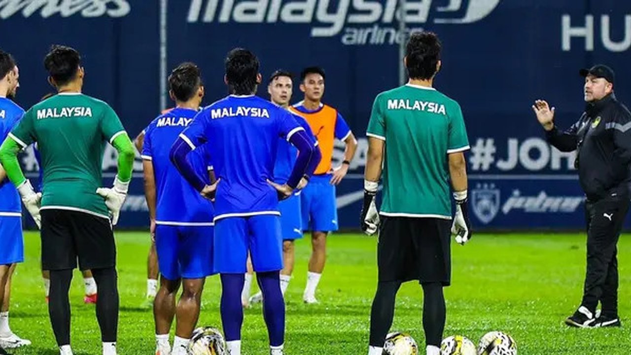 Peter Cklamovski memimpin sesi latihan Timnas Malaysia. (Dok. FA Malaysia).