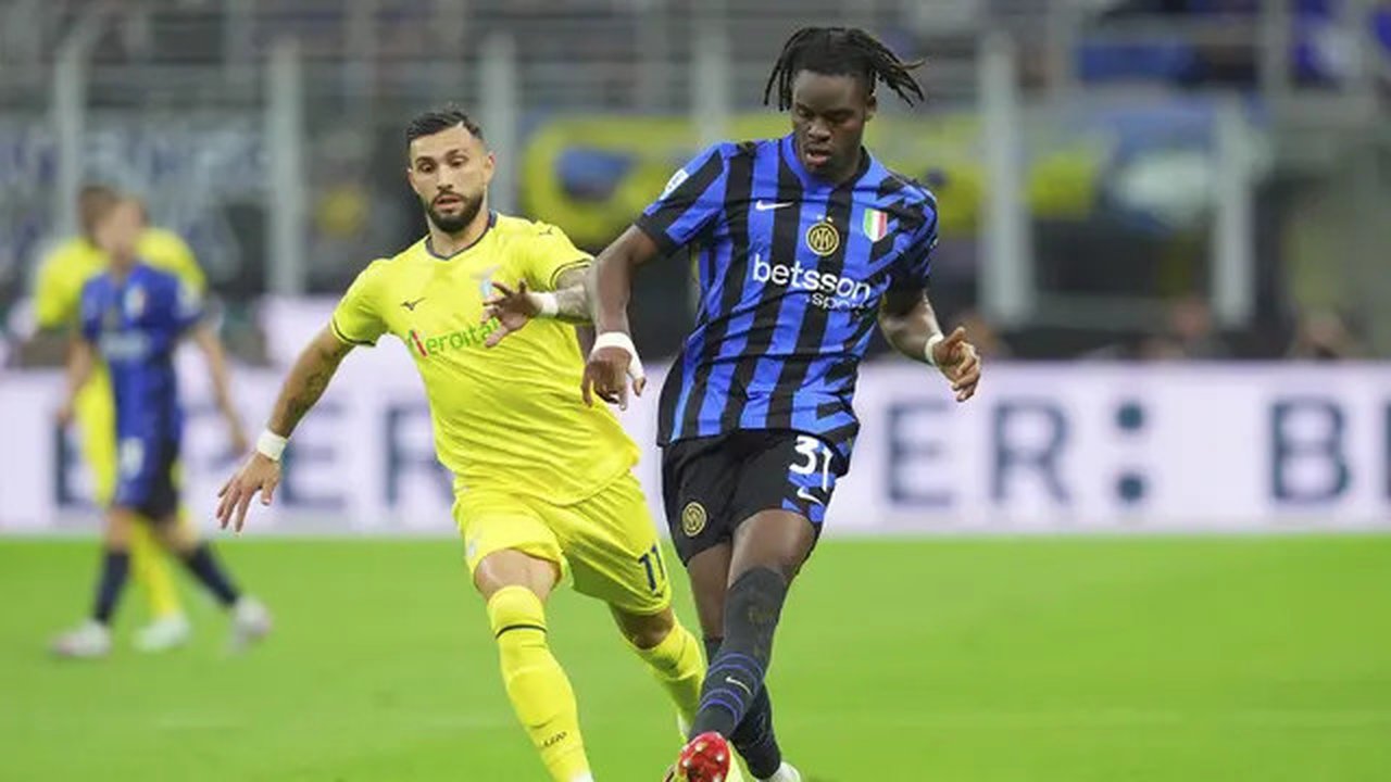 Bek Inter Milan, Yann Bisseck berebut bola dengan pemain Lazio, Taty Castellanos pada lanjutan Serie A 2024/2025 di Giuseppe Meazza, 19 Mei 2025. (Spada//LaPresse via AP)