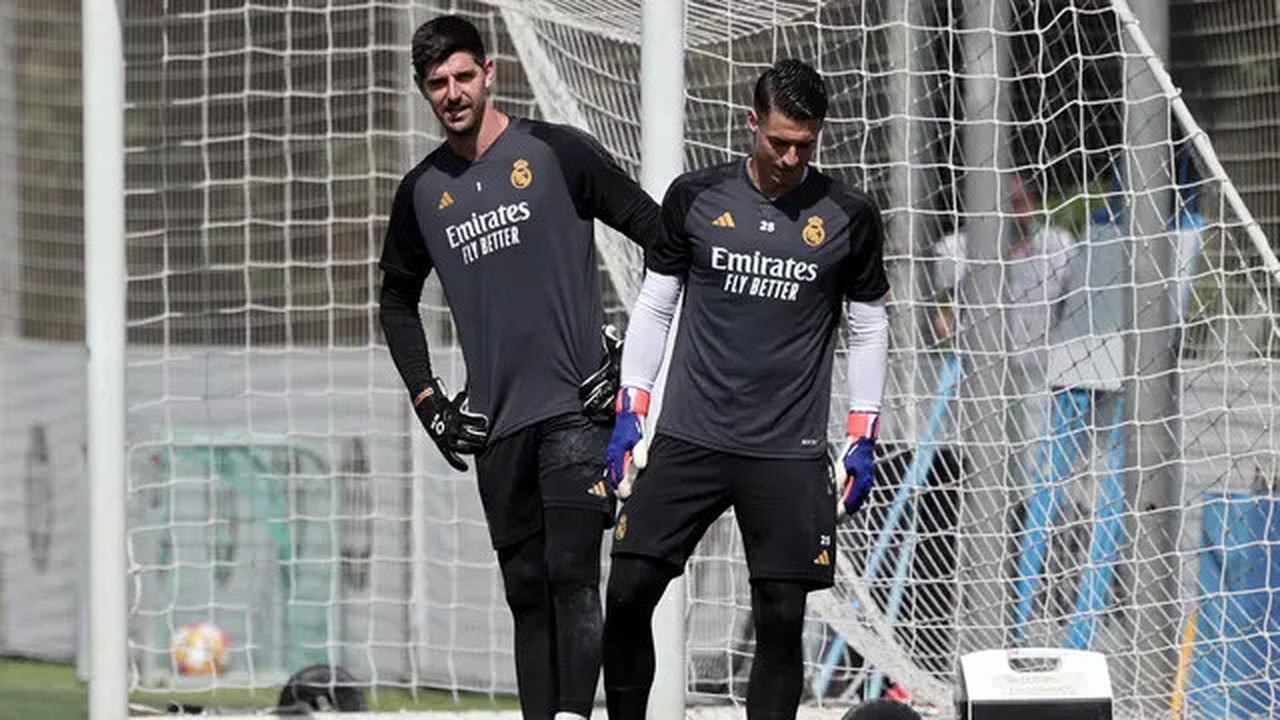 Dua kiper Real Madrid, Thibaut Courtois dan Andriy Lunin. (AFP/Thomas COEX)