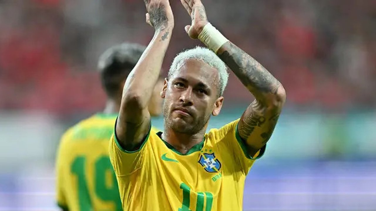 Neymar. Sayap kiri Brasil berusia 30 tahun yang sejak awal musim 2017/2018 membela PSG usai meninggalkan Barcelona ini tercatat telah mengoleksi 121 caps bersama Tim Samba sejak melakukan deb
