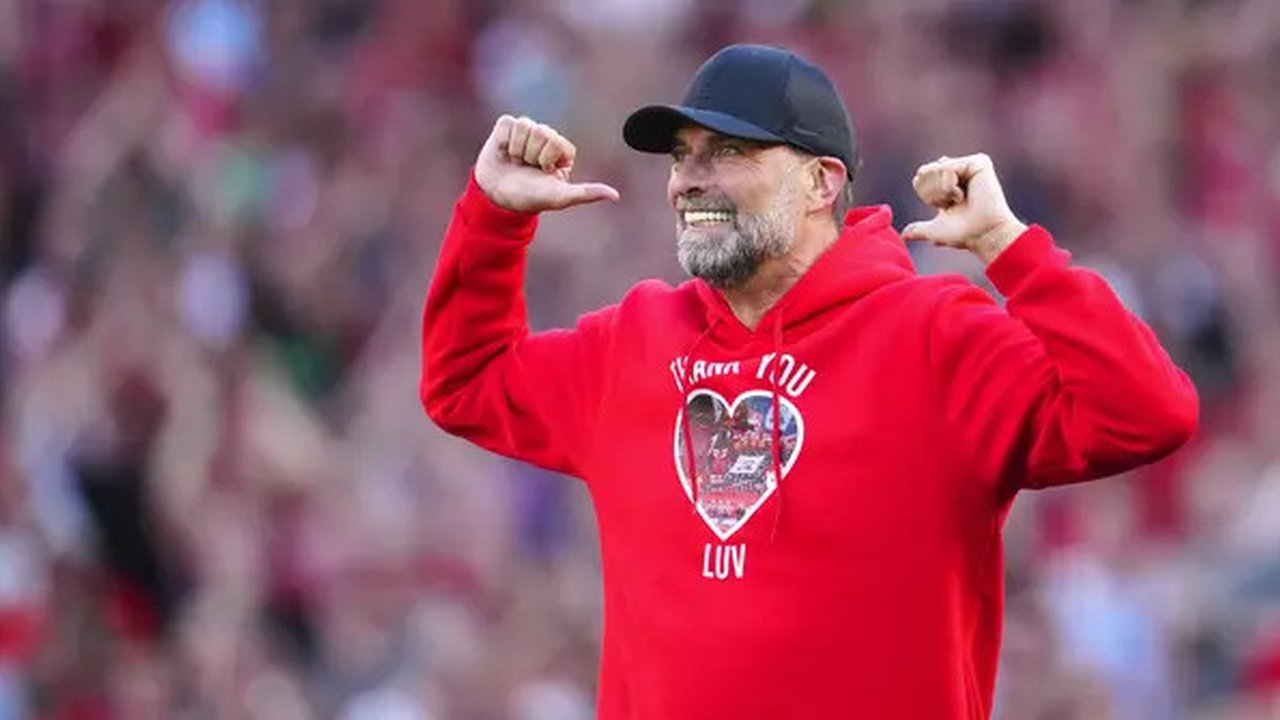 Pelatih Liverpool, Jurgen Klopp,  saat seremoni perpisahan setelah laga melawan Wolverhampton Wanderers pada pekan terakhir Liga Inggris di Stadion Anfield, Minggu (19/05/2024). (AP Photo/Jon