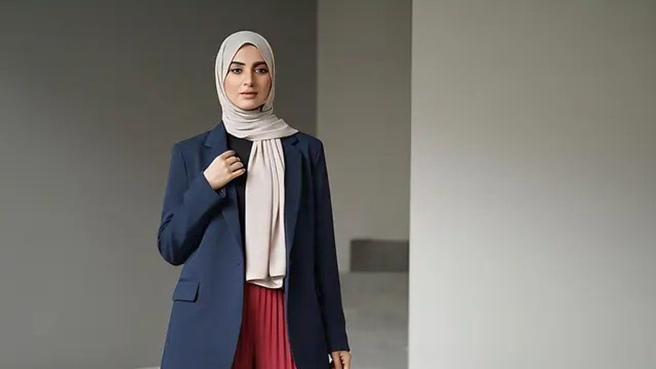 Setelan Blazer Oversize dengan Rok Plisket. (Liputan6.com/MetaAi)