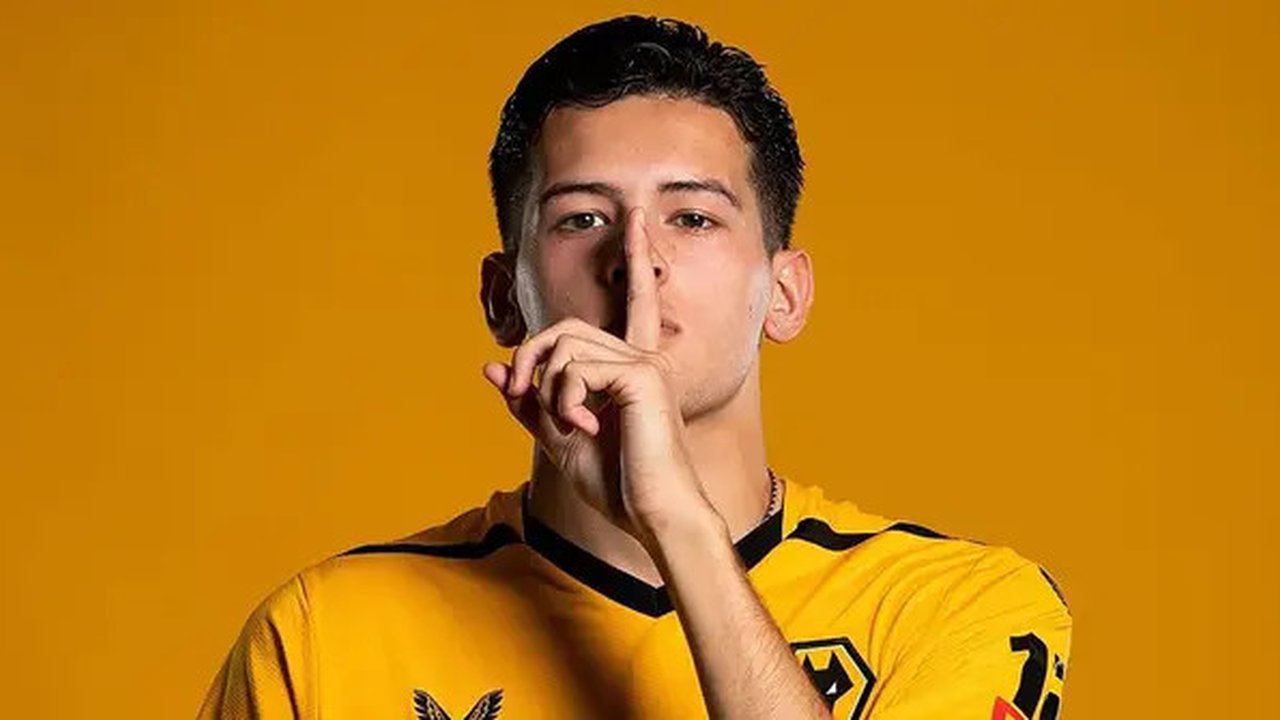 Bek tengah Wolverhampton Wanderers U-21 yang baru bermain di Premier League 2 dan belum sekalipun membela tim senior Wolves di Premier League, Justin Hubner yang merupakan pemain naturalisasi