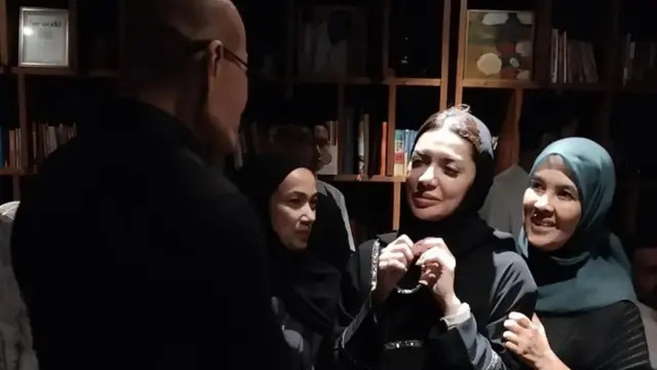 Deddy Corbuzier melayat ke rumah duka Najwa Shihab, semalam. Ia mengenang mendiang Ibrahim Assegaf sebagai pribadi karismatik dan rendah hati. (Foto: Dok. Instagram @mastercorbuzier)