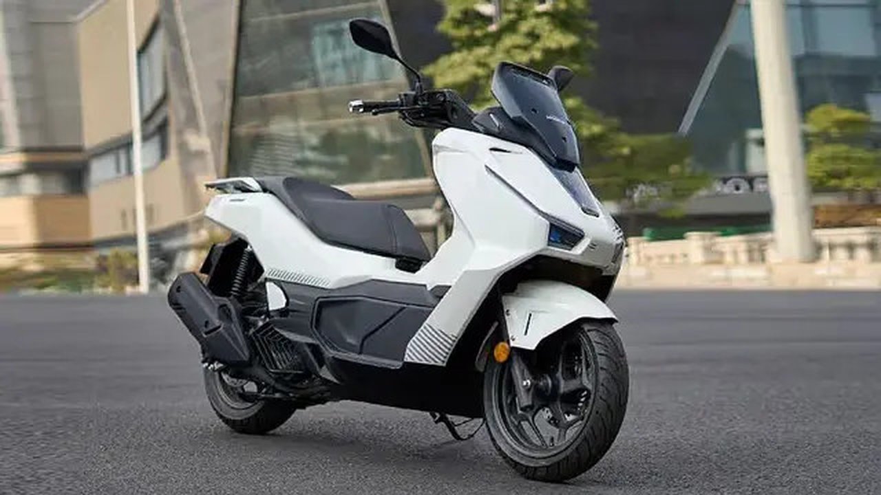 Honda NWG150 memiliki desain yang futuristis.