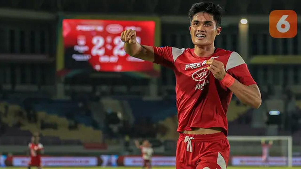 Striker Persis Solo, Ramadhan Sananta, saat melakukan selebrasi seusai membantu mencetak gol kemenangan atas Borneo FC dalam duel di Stadion Manahan, Solo, Sabtu (19/10/2024). (Bola.com/Radif
