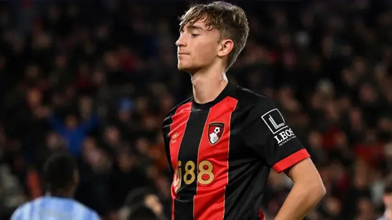 Bek Bournemouth asal Spanyol #02, Dean Huijsen, merayakan gol pertama timnya selama pertandingan Liga Primer Inggris antara Bournemouth dan Tottenham Hotspur di Stadion Vitality di Bournem