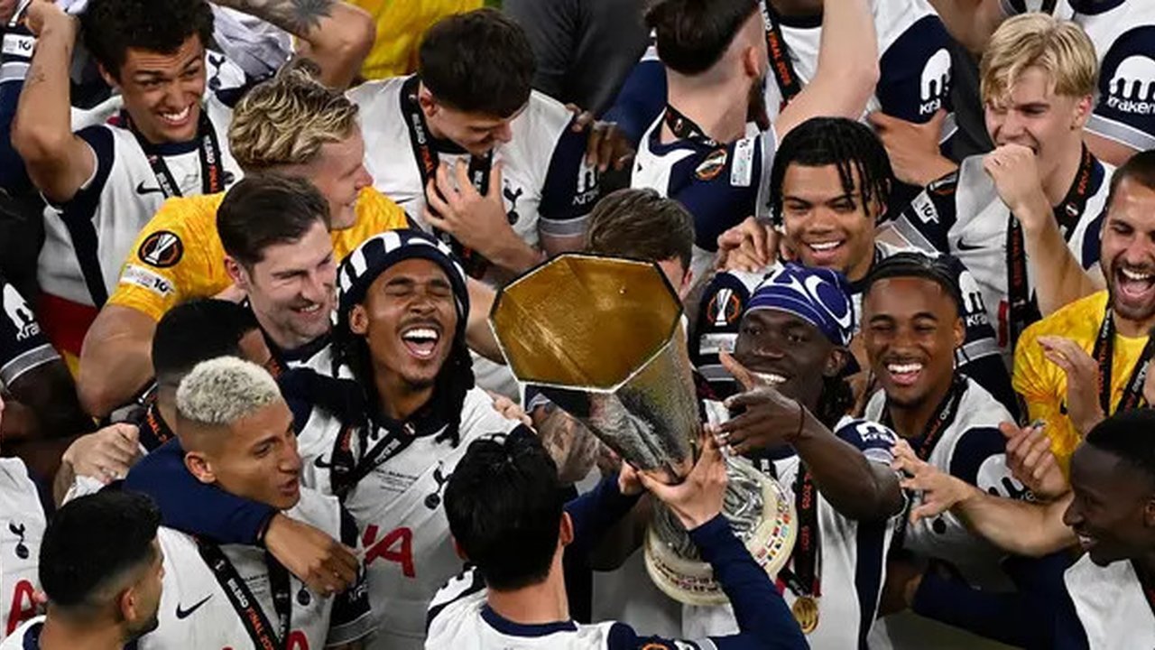 Kemenangan ini menjadi momen istimewa bagi Tottenham Hotspur. (ANDER GILLENEA/AFP)