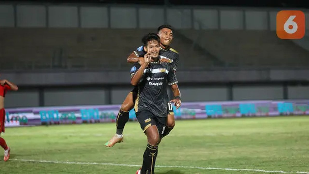 Selebrasi pemain Dewa United, Septian Bagaskara bersama Ahmad Nufiandani setelah mencetak gol kedua timnya ke gawang Persija Jakarta pada laga pekan ke-10 BRI Liga 1 2023/2024 di Stadion I