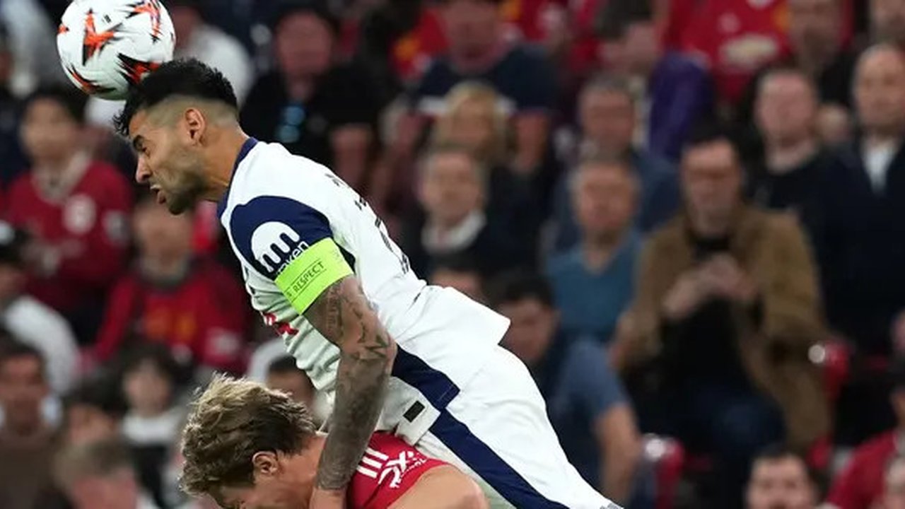 Cristian Romero pada pertandingan Tottenham kontra MU di final Liga Europa 2024/2025. (CESAR MANSO / AFP)